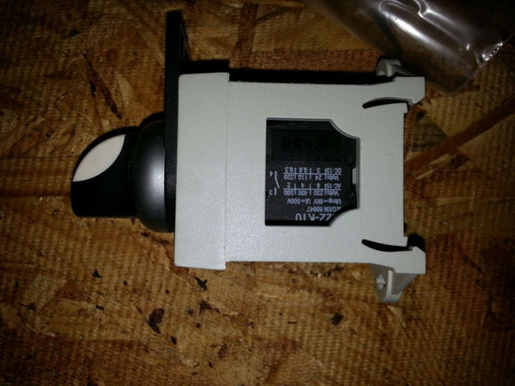 NNB  EATON Cutler Hammer M22-WRK3 SELECTOR SWITCH  W/ M22-K10 ....... each